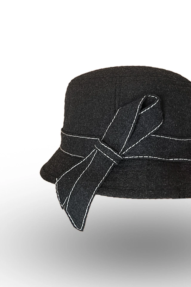 Palarie neagra funda eleganta cusaturi